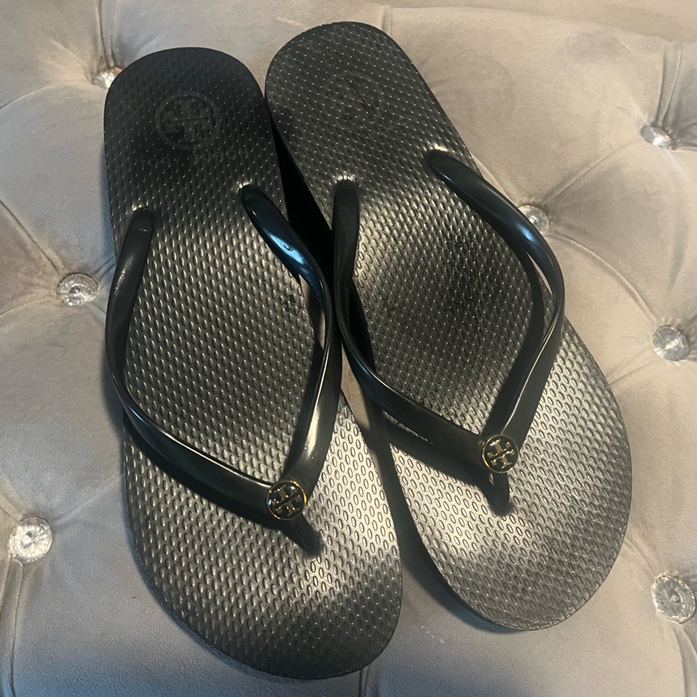 Tory Burch Wedge Flipflops Size 8, worn a couple of times.